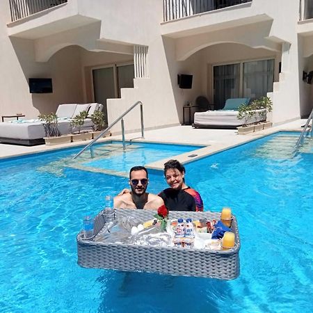 The V Luxury Resort Sahl Hasheesh Hurghada Luaran gambar Floating pool service at a resort