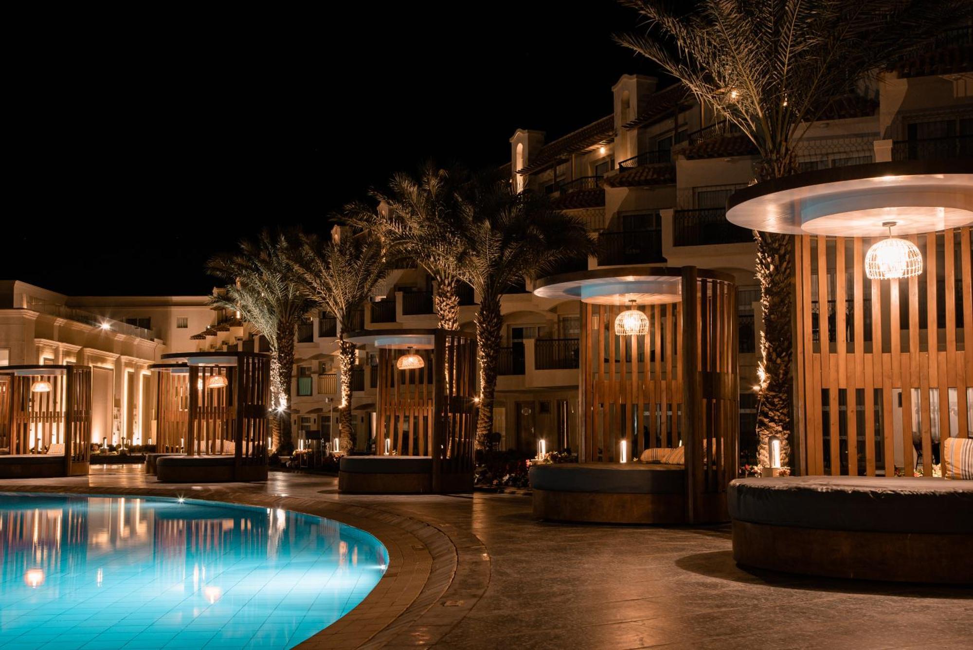 The V Luxury Resort Sahl Hasheesh Hurghada Luaran gambar The resort at night