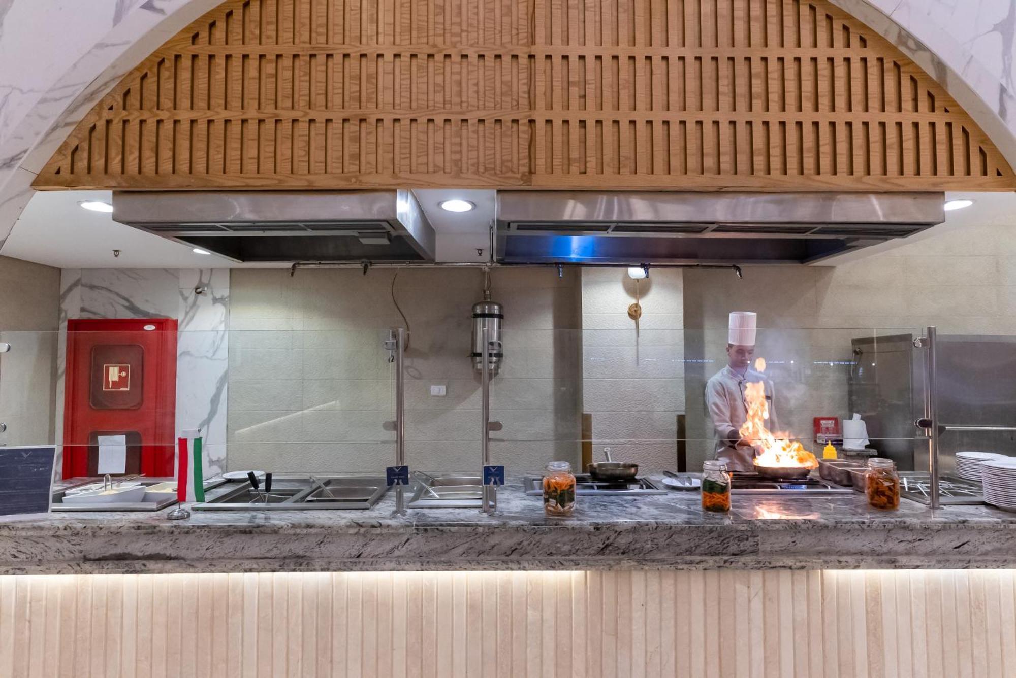 The V Luxury Resort Sahl Hasheesh Hurghada Luaran gambar A kitchen at the hotel