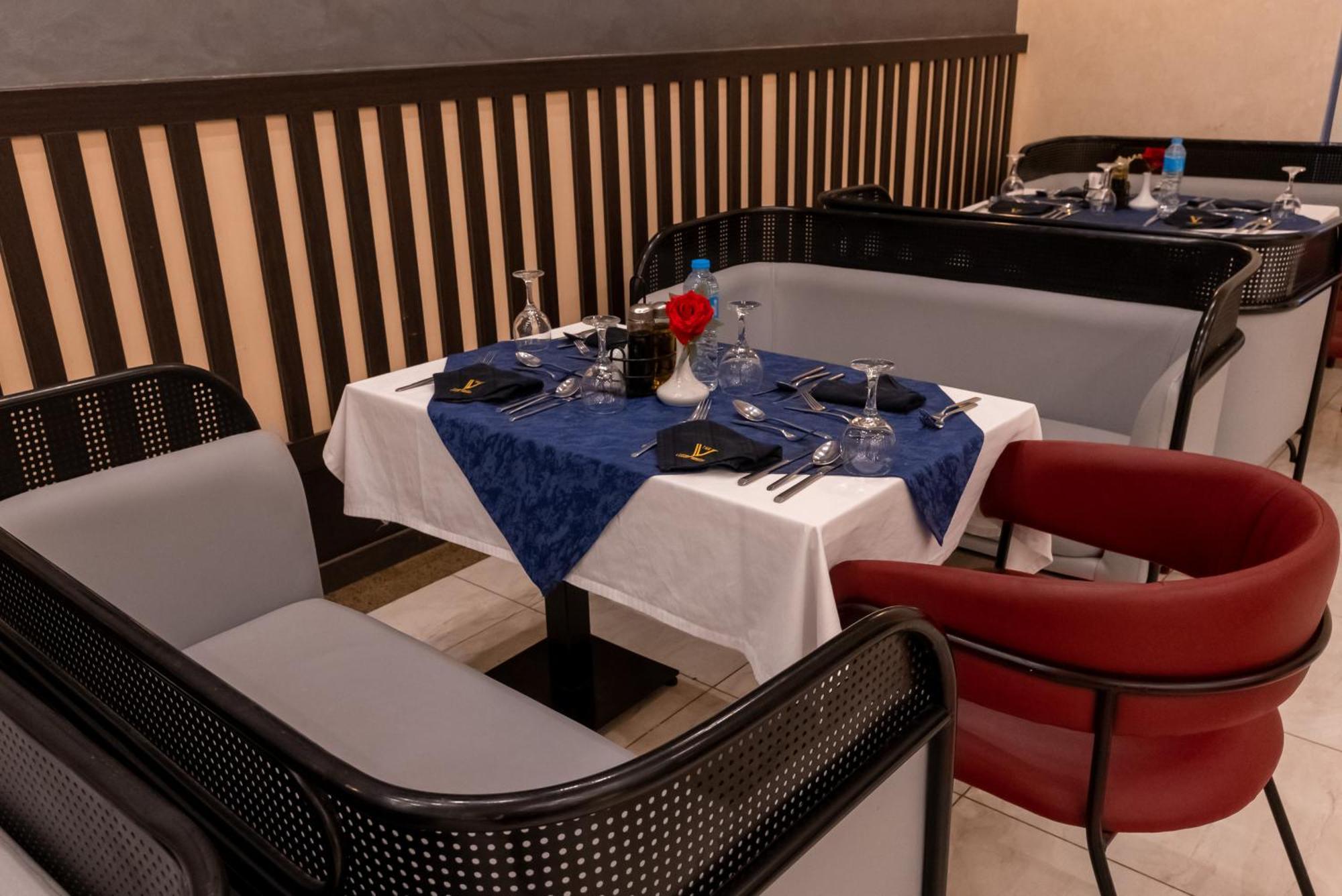 The V Luxury Resort Sahl Hasheesh Hurghada Luaran gambar A restaurant in the hotel