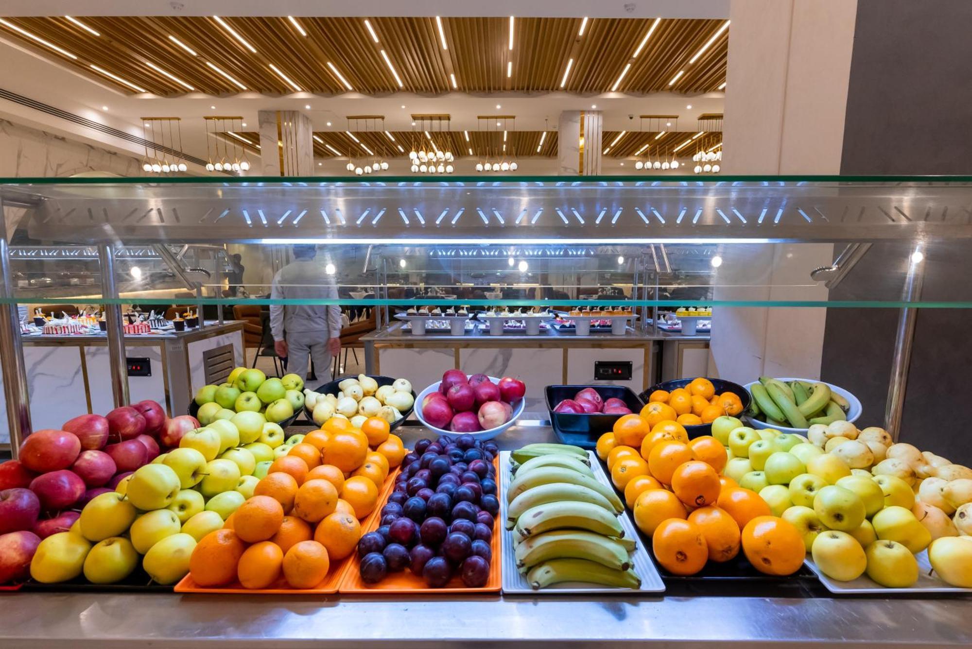 The V Luxury Resort Sahl Hasheesh Hurghada Luaran gambar Fruit at a buffet