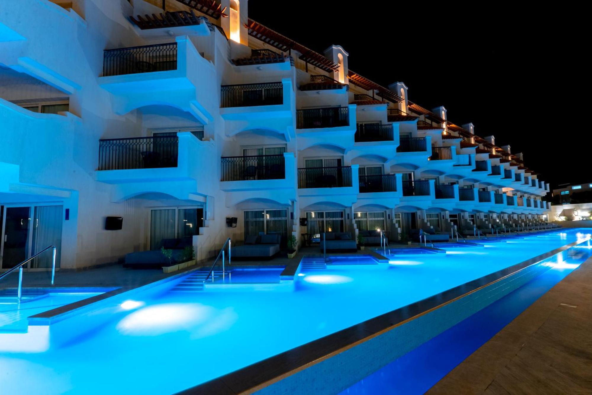 The V Luxury Resort Sahl Hasheesh Hurghada Luaran gambar The swimming pool at the hotel