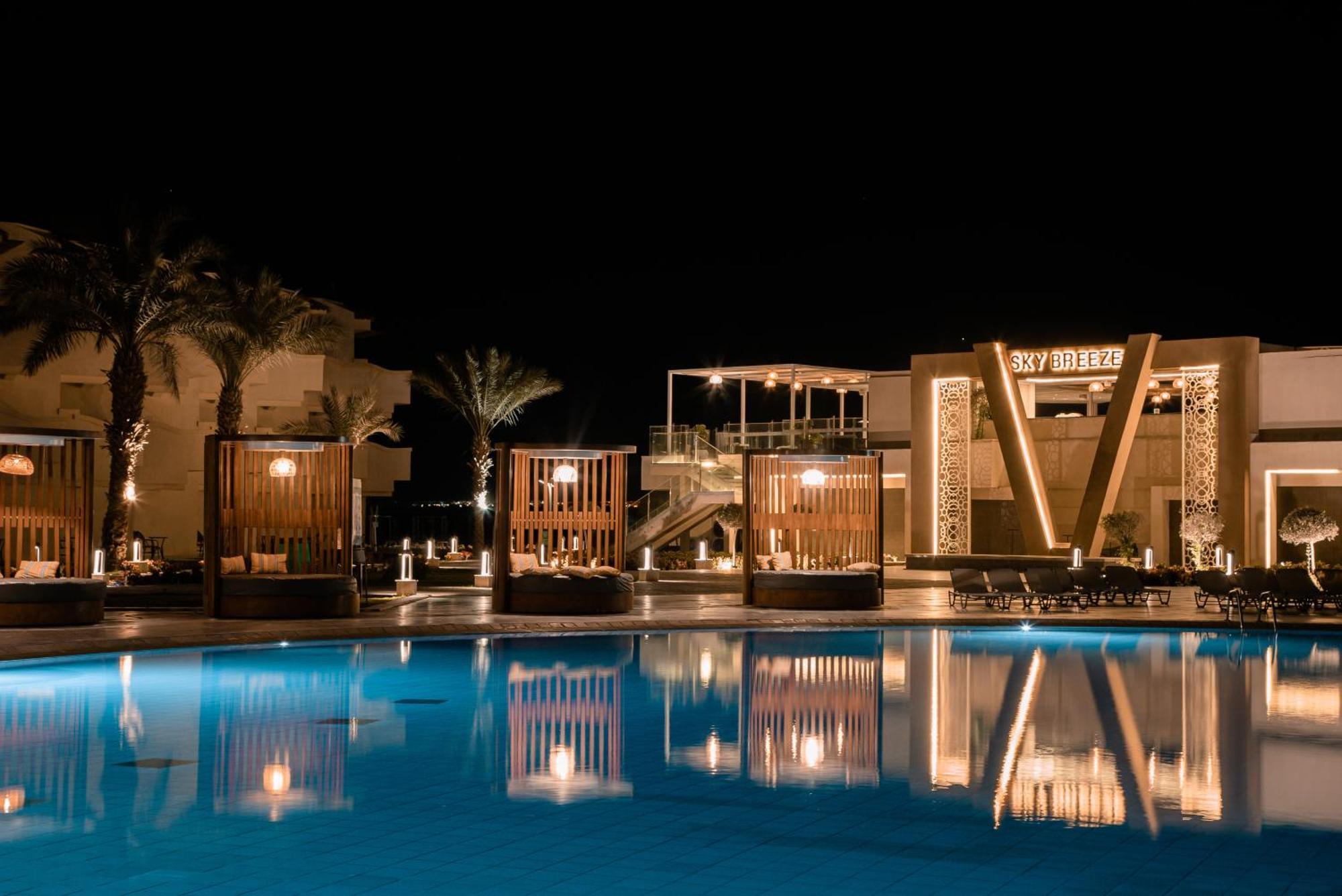 The V Luxury Resort Sahl Hasheesh Hurghada Luaran gambar The resort at night