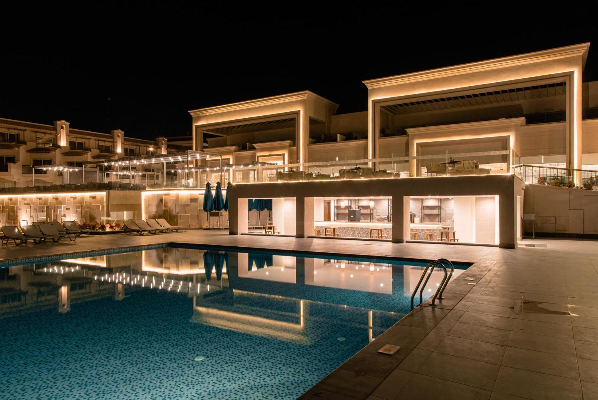 The V Luxury Resort Sahl Hasheesh Hurghada Luaran gambar The resort at night