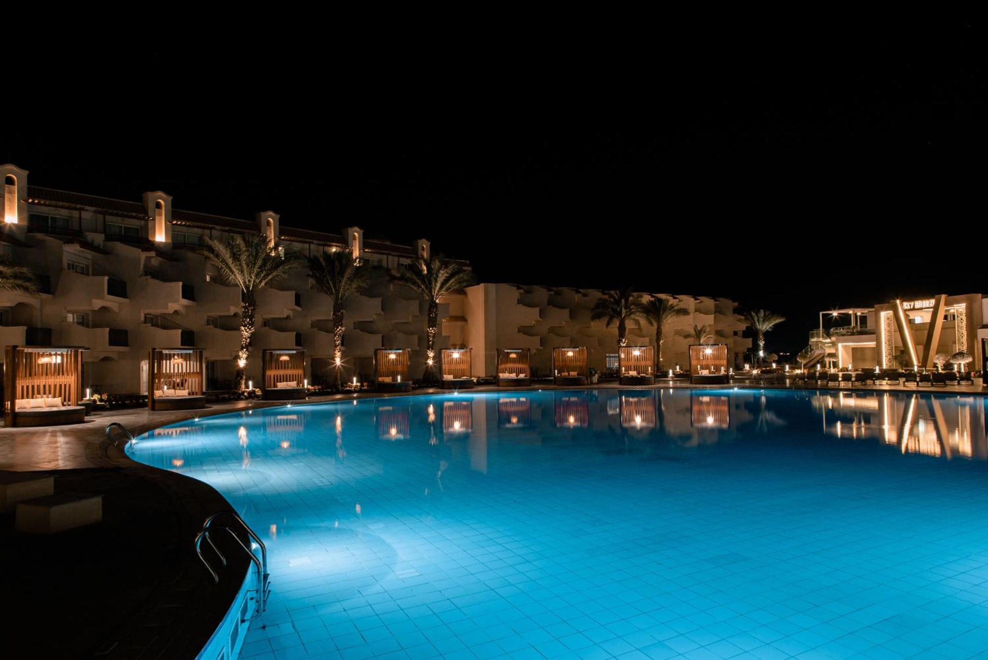 The V Luxury Resort Sahl Hasheesh Hurghada Luaran gambar The pool at the resort at night