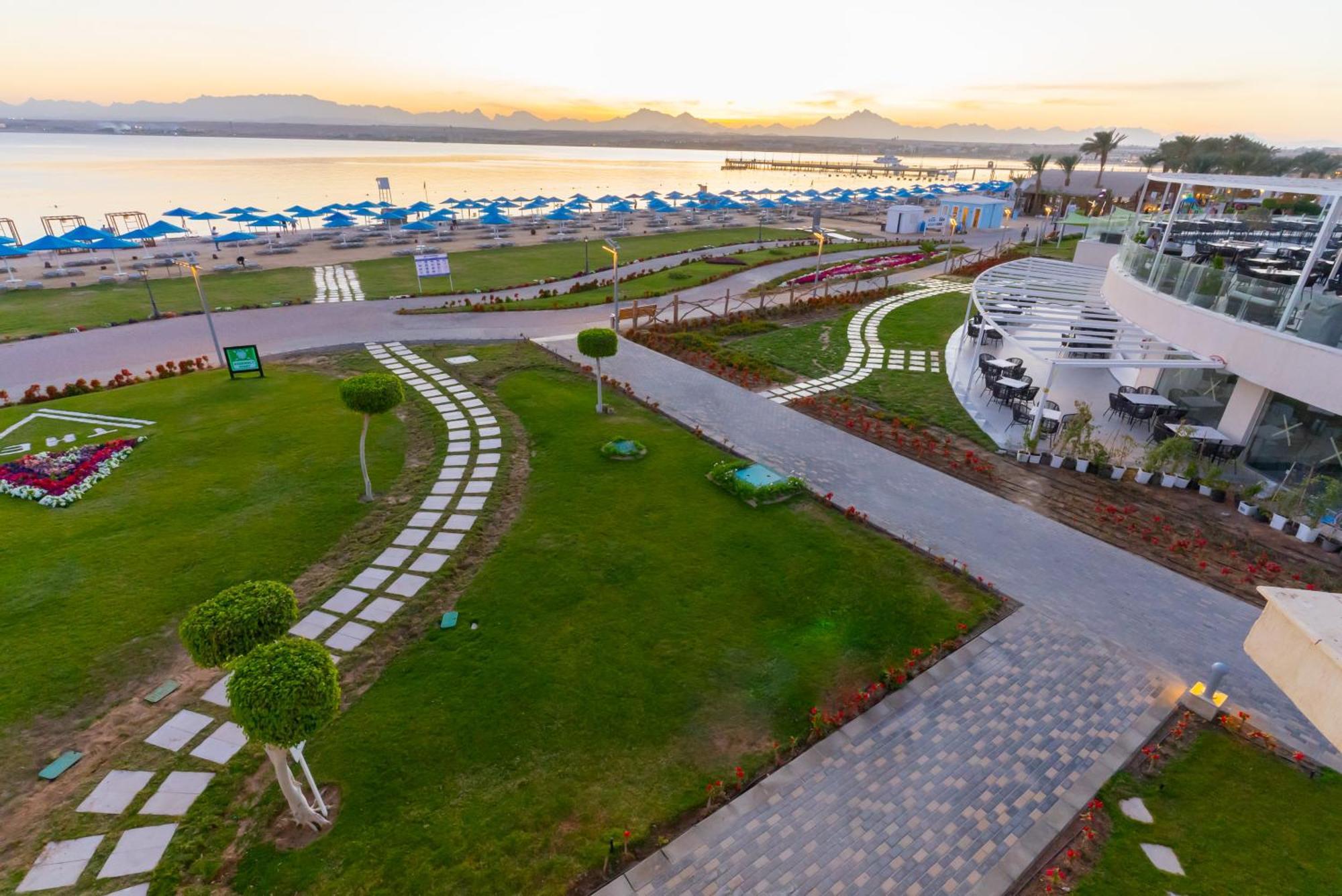 The V Luxury Resort Sahl Hasheesh Hurghada Luaran gambar The resort's beach