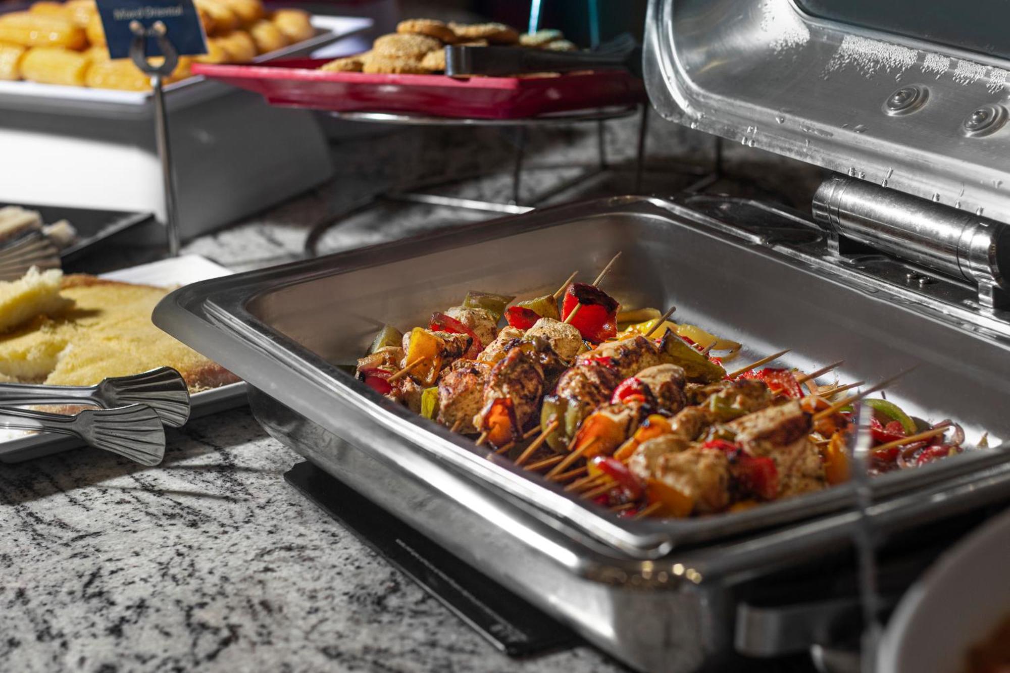 The V Luxury Resort Sahl Hasheesh Hurghada Luaran gambar A chafing dish