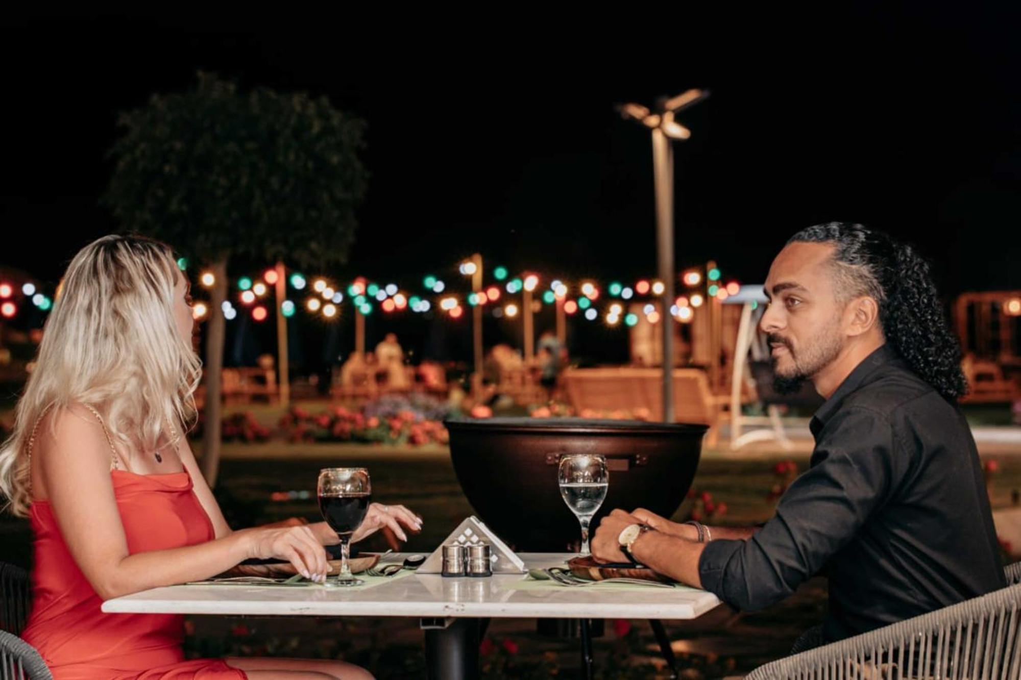 The V Luxury Resort Sahl Hasheesh Hurghada Luaran gambar A couple dining at a restaurant