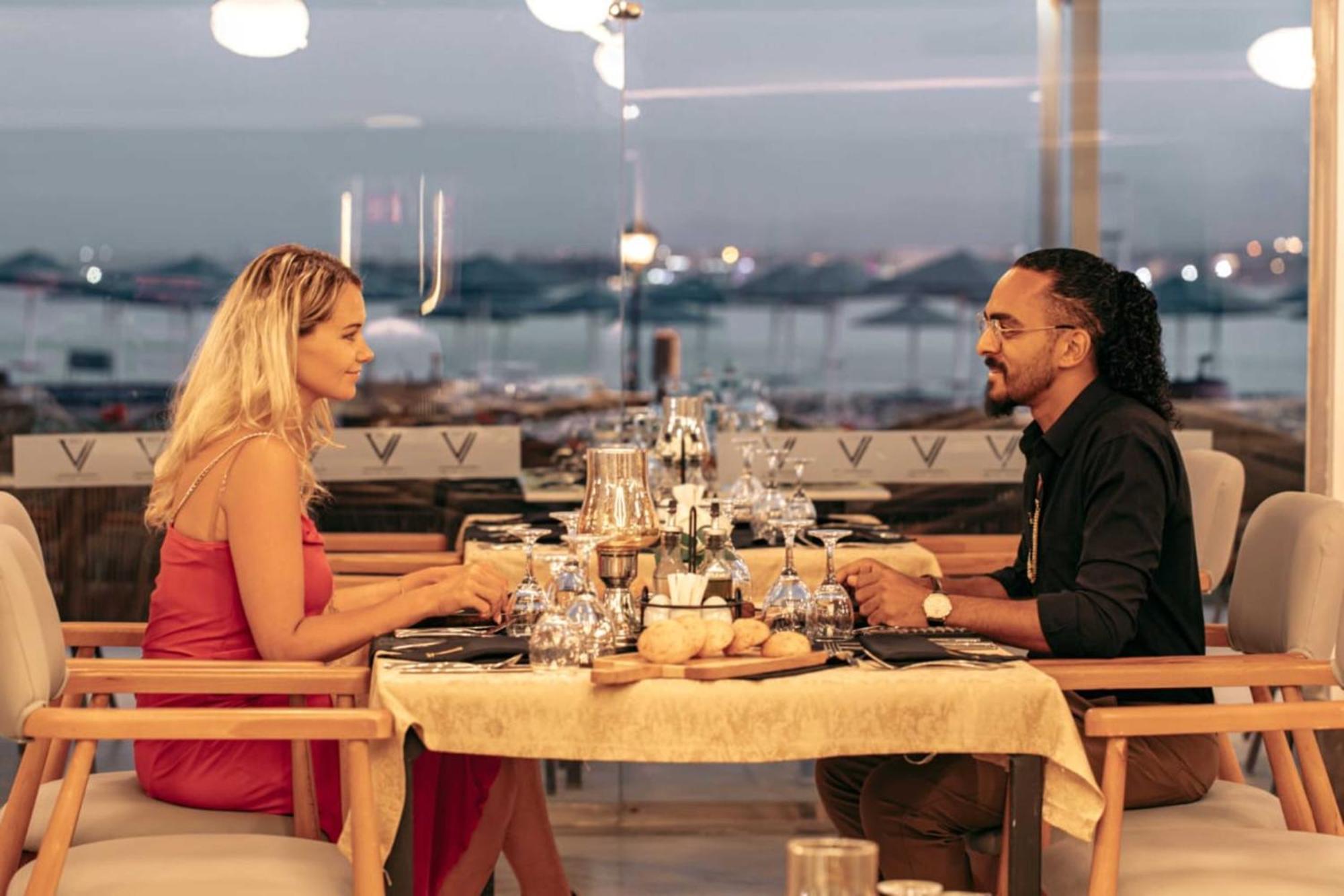 The V Luxury Resort Sahl Hasheesh Hurghada Luaran gambar A couple dining at the restaurant