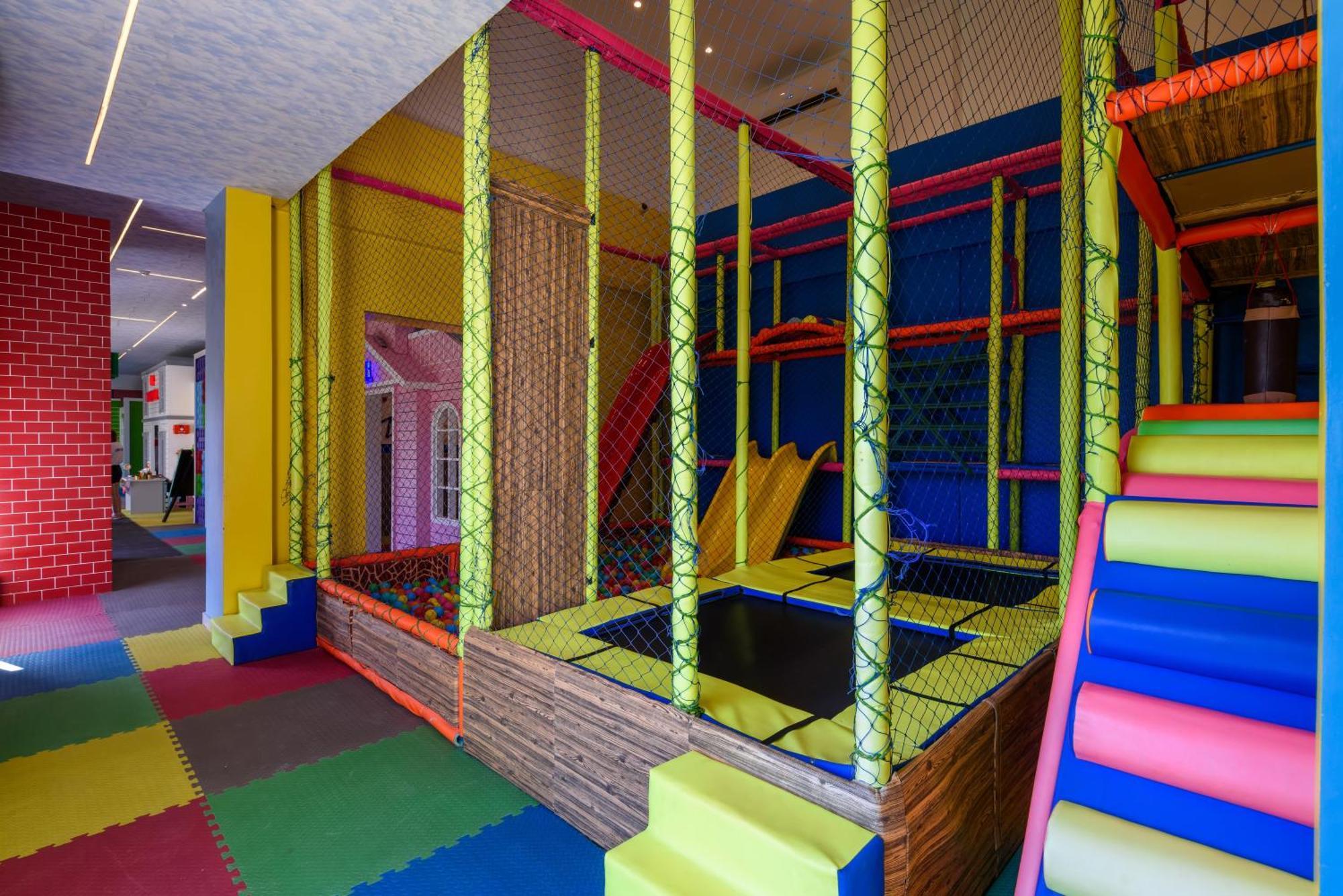 The V Luxury Resort Sahl Hasheesh Hurghada Luaran gambar Playground in the shopping mall